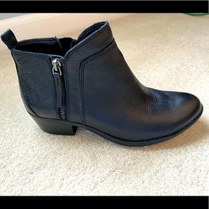 VINCE CAMUTO BLACK BOOTIES